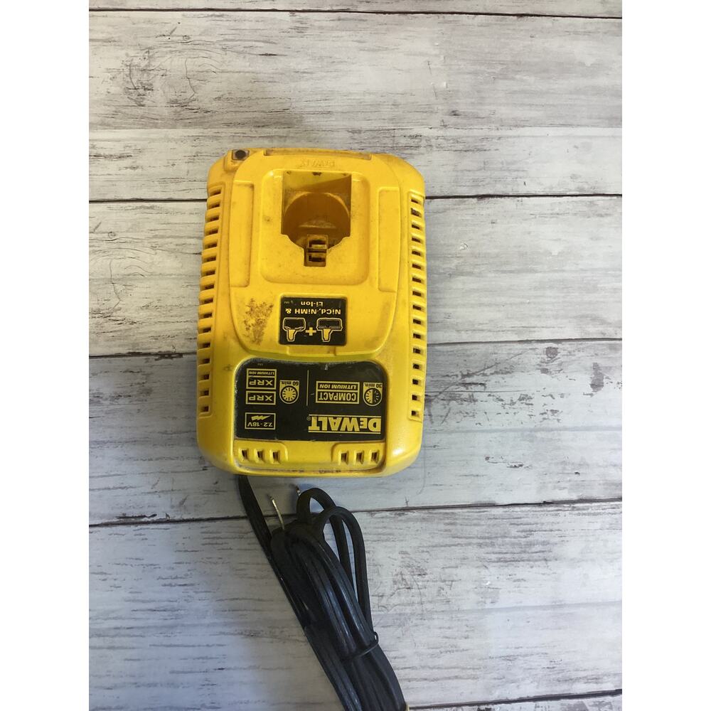 DEWALT 7.2V–18V Battery Charge